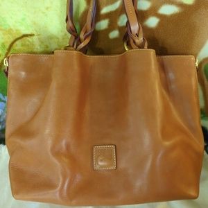 Dooney and Bourke Florentine Leather Large Zip Barlow in Natural
